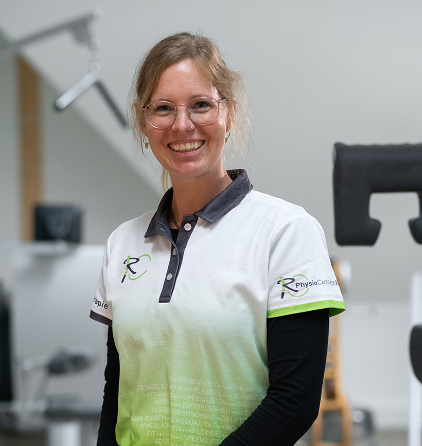 Porträtbild von Physiotherapeutin Caro im Gerätebereich der Physiotherapiepraxis.