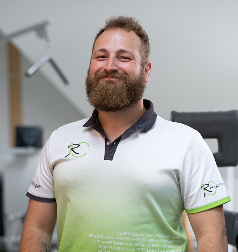 Porträtbild von Physiotherapeut Joel im Gerätebereich der Physiotherapiepraxis.