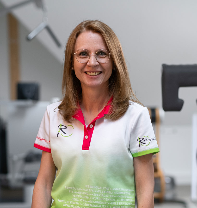 Porträtbild von Praxismanagerin Kathrin im Gerätebereich der Physiotherapiepraxis.