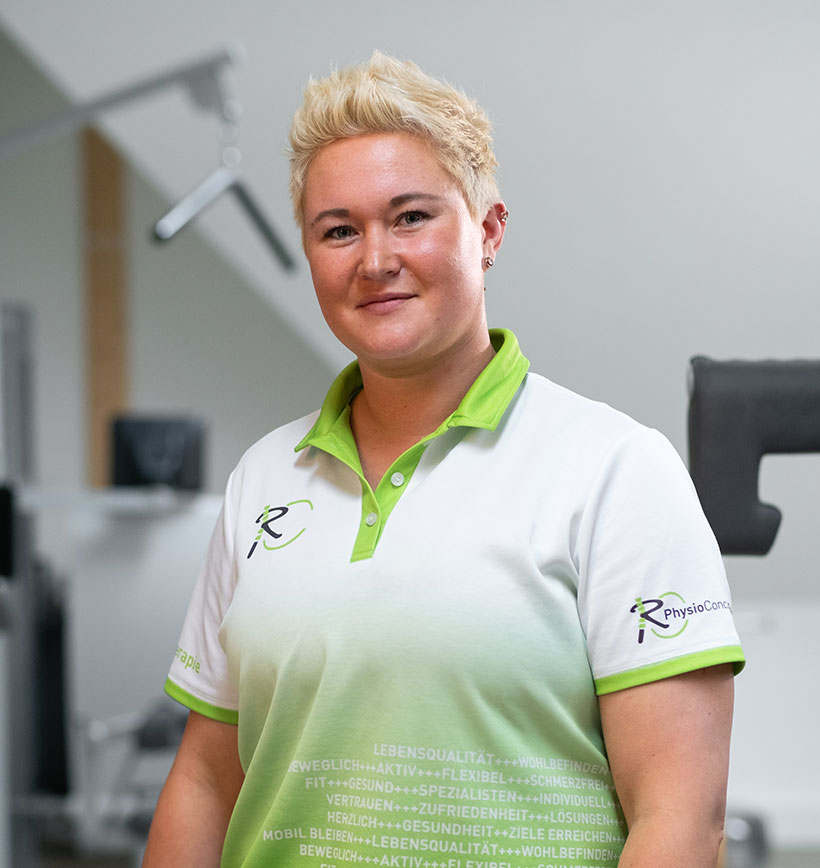 Porträtbild von Sportphysiotherapeutin Liesa im Gerätebereich der Physiotherapiepraxis.