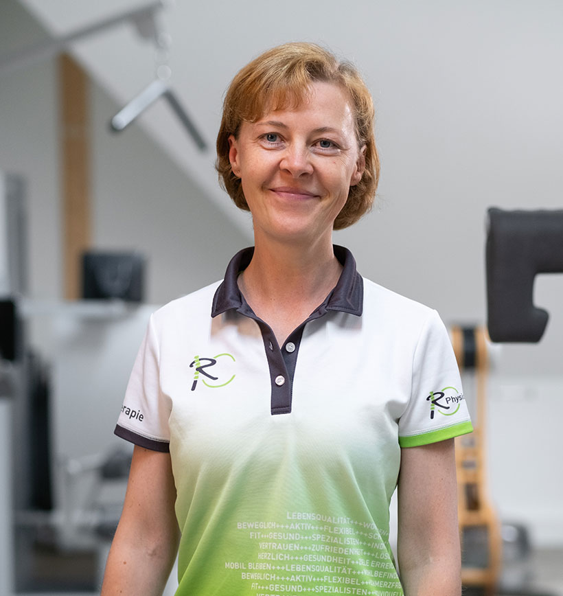 Porträtbild von Physiotherapeutin Lili im Gerätebereich der Physiotherapiepraxis.